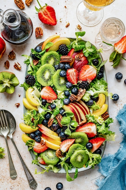 Ensalada de frutas y verduras saludables laicos plana cubierta con arándanos