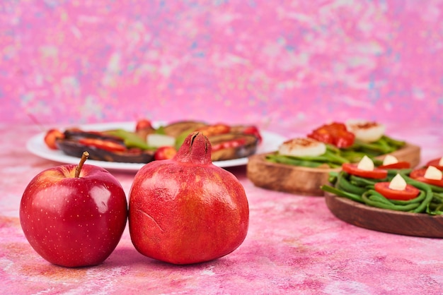 Ensalada de frutas y verduras sobre tablas de madera.