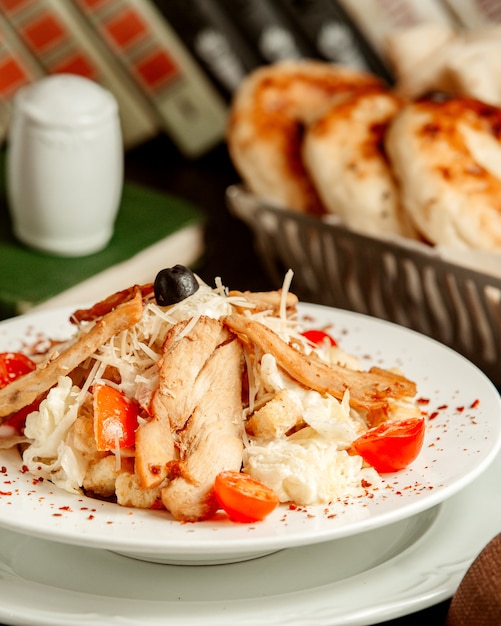 ensalada con galletas de pollo y vista superior de parmesano