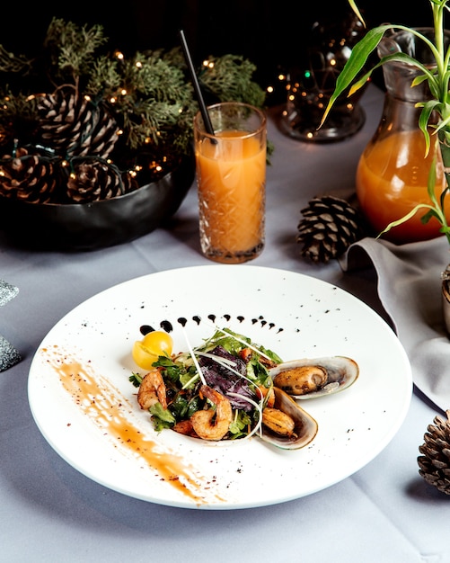 Ensalada de gambas fritas y jugo