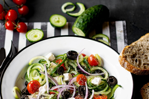 Ensalada griega con idea de receta de pepino en espiral