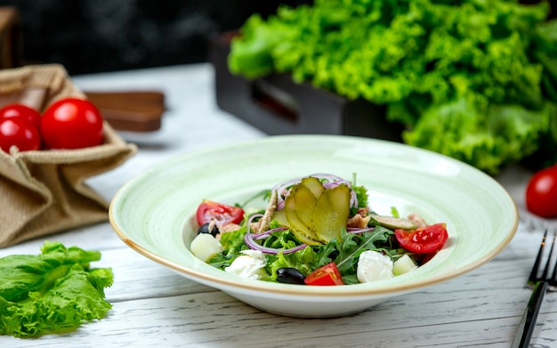 Foto gratuita ensalada griega con pepinillos