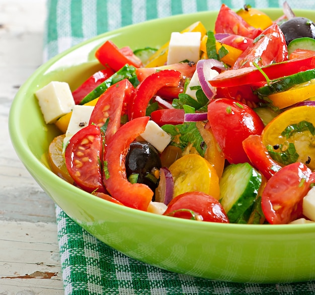 Foto gratuita ensalada griega con queso feta, tomates cherry y aceitunas negras