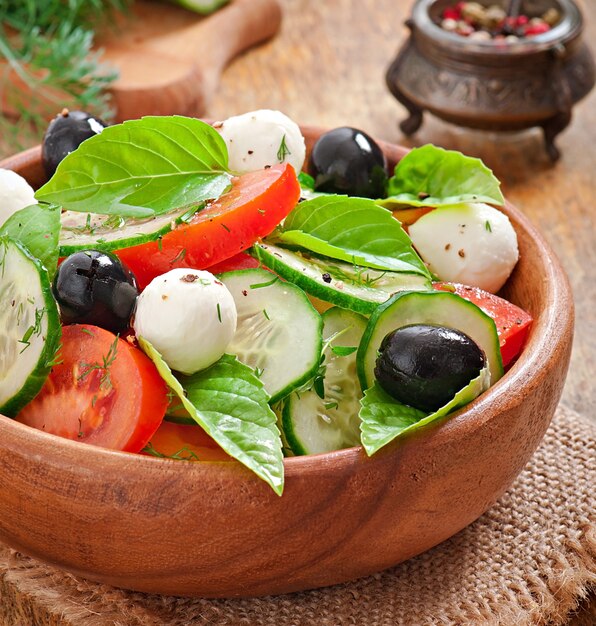 Ensalada griega de vegetales frescos, de cerca