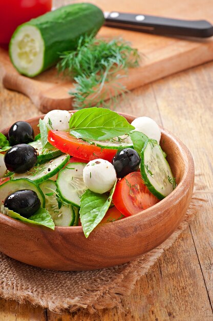 Ensalada griega de vegetales frescos, de cerca