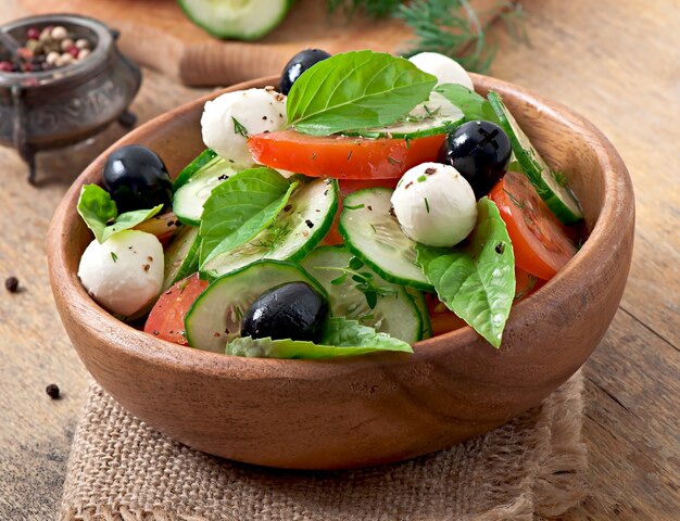 Ensalada griega de vegetales frescos, de cerca