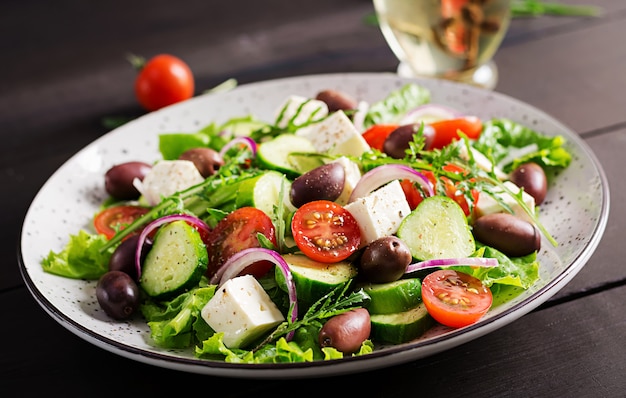 Ensalada griega con verduras frescas, queso feta y aceitunas kalamata