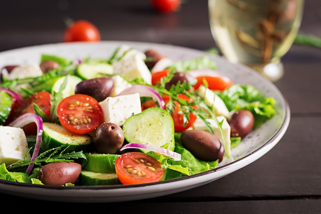 Ensalada griega con verduras frescas, queso feta y aceitunas kalamata