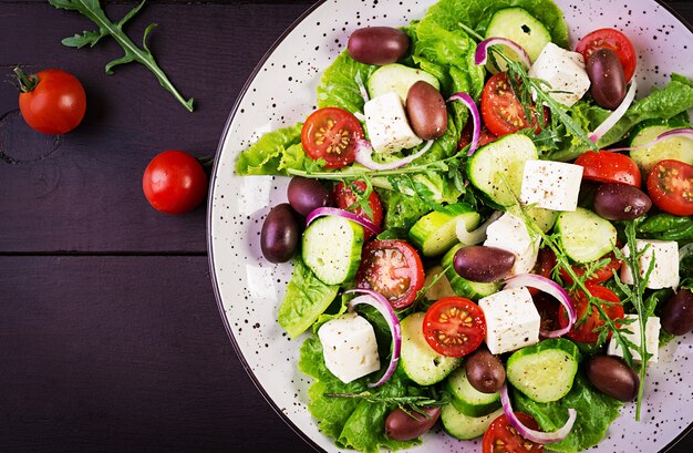 Ensalada griega con verduras frescas, queso feta y aceitunas kalamata