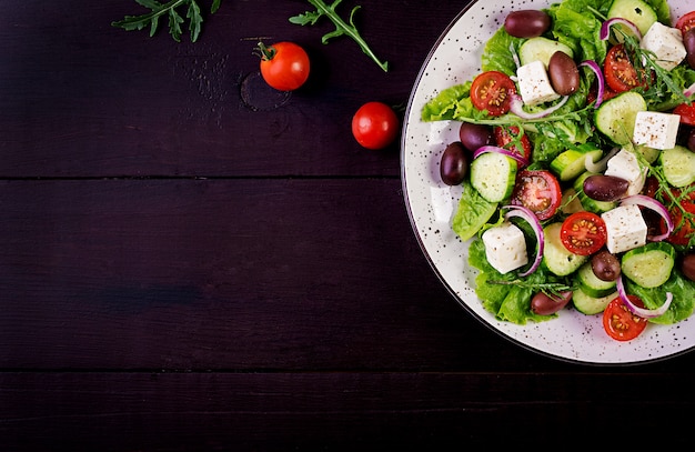 Ensalada griega con verduras frescas, queso feta y aceitunas kalamata