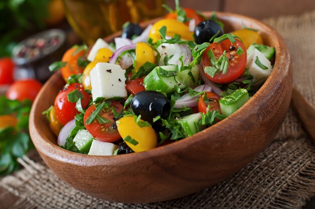 Ensalada griega con verduras frescas, queso feta y aceitunas negras.