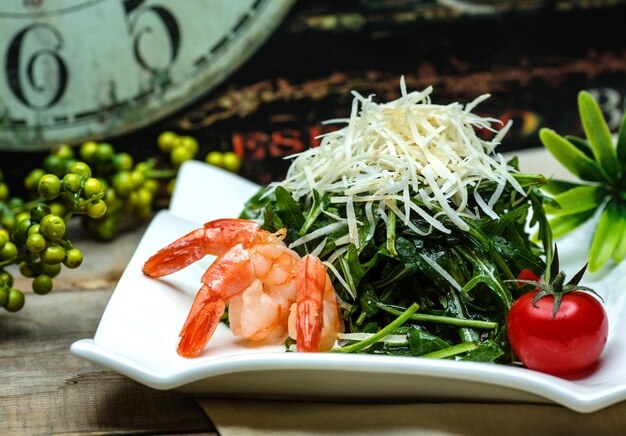 Ensalada de hierbas con camarones