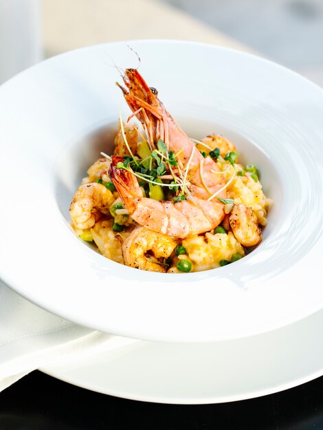 Ensalada con hierbas cubiertas con gambas