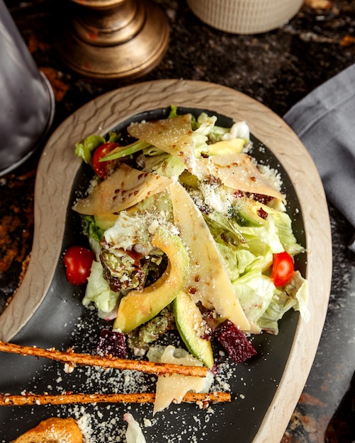 Ensalada de hierbas con queso y frutas.