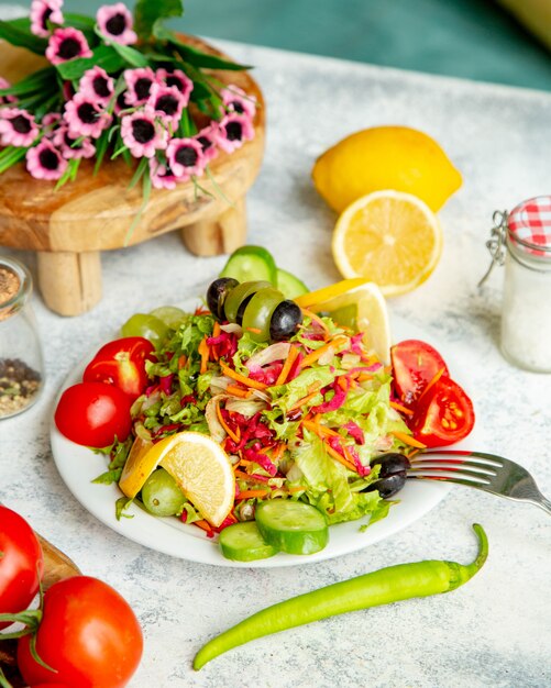 Ensalada de hierbas con verduras en la parte superior