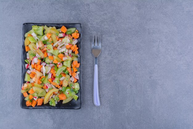 Ensalada de hierbas y verduras de temporada en bandeja