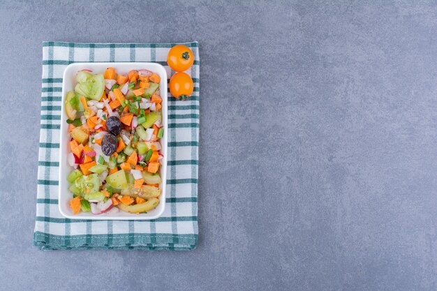 Ensalada de hierbas y verduras de temporada en bandeja