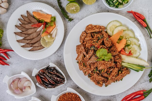 Ensalada de hígado de cerdo con ají, arroz asado, cebolleta, zanahoria y pepino.