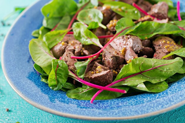 Ensalada de hígado de pollo y hojas de espinacas y acelgas.