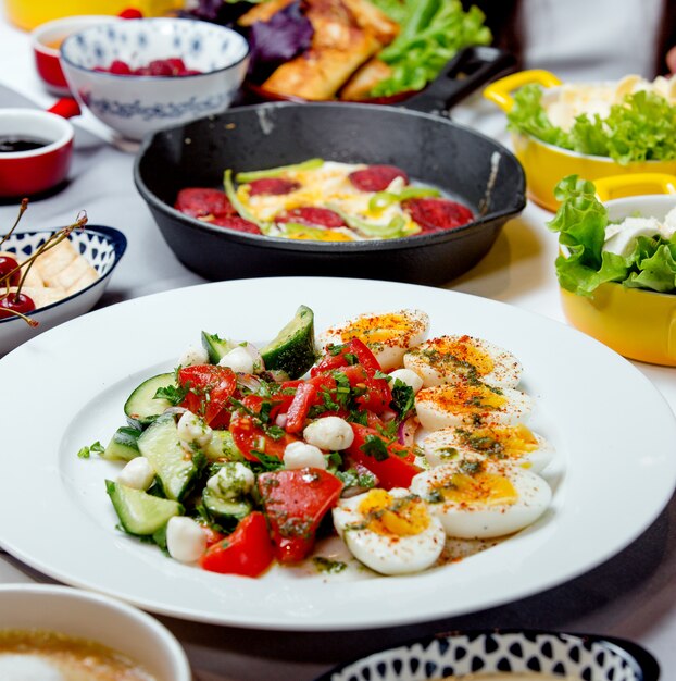 Ensalada de huevo con verduras sobre la mesa