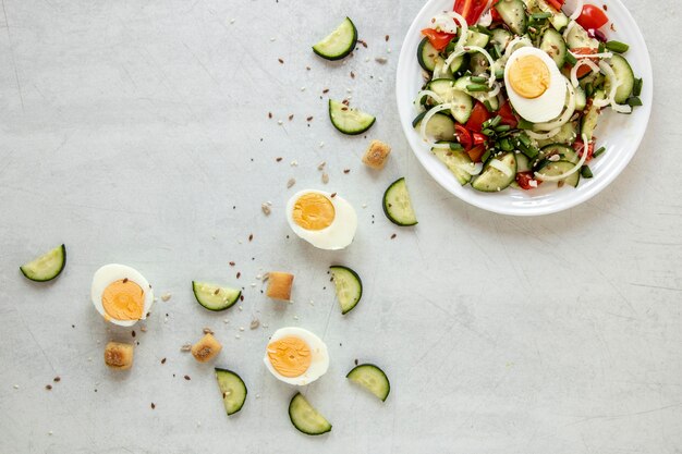 Ensalada con huevos duros en la mesa