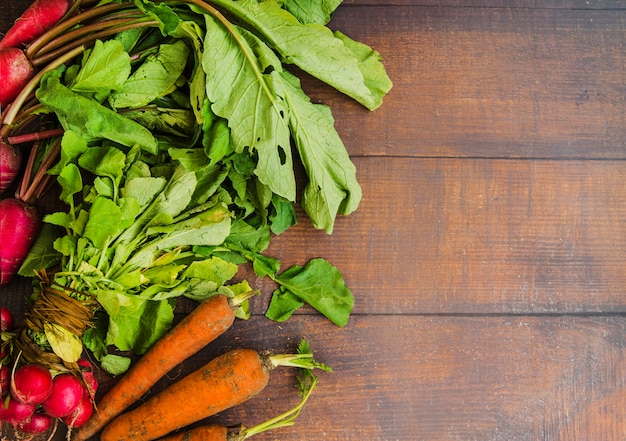 Ensalada de ingrediente en mesa de madera