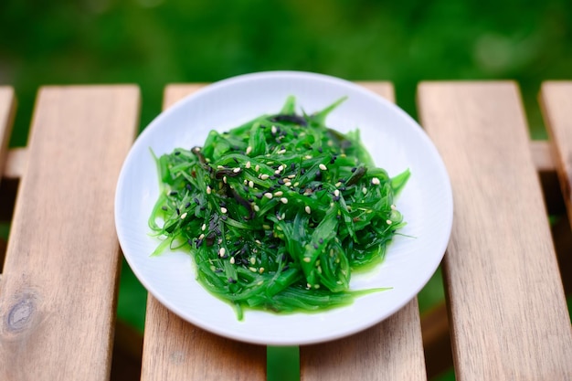 Ensalada japonesa de algas chuka adornada con semillas de sésamo