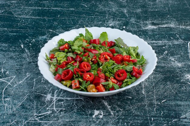 Ensalada de jitomates picados, hierbas y judías verdes.