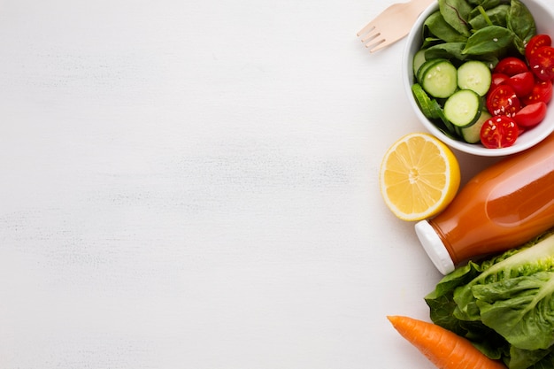 Ensalada y jugo con espacio de copia