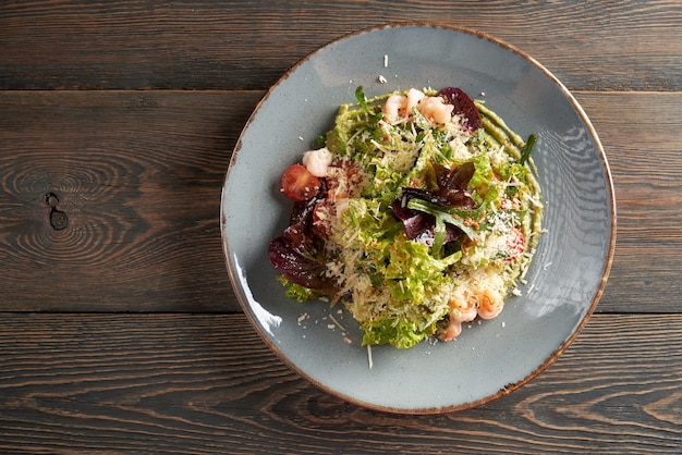 Ensalada de lechuga y marisco sobre puré de aguacate