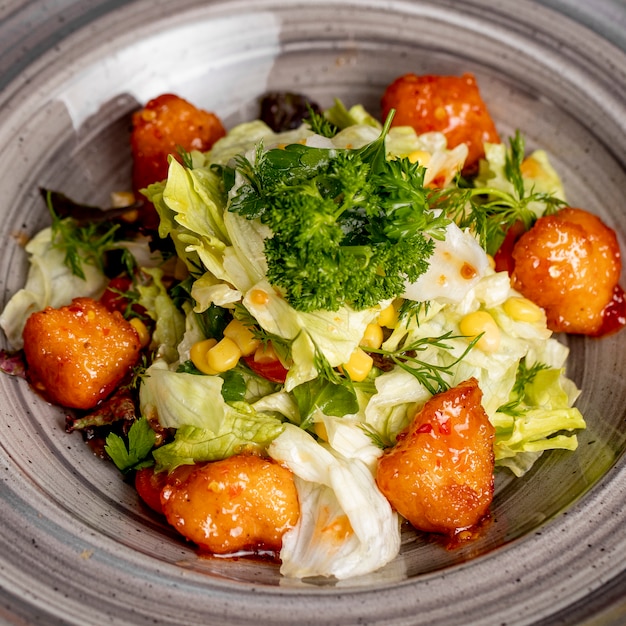 Ensalada de lechuga, pollo, maíz y verduras