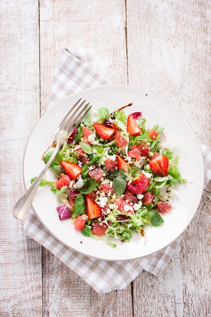 Ensalada de lechuga con tomates