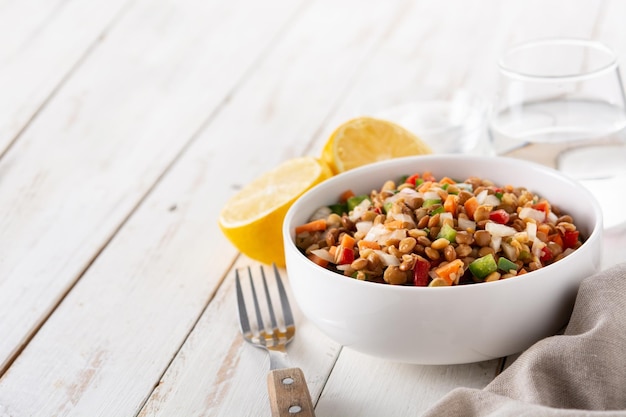 Ensalada de lentejas con peppersonion y zanahoria en tazón