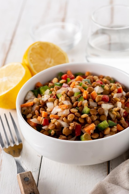 Foto gratuita ensalada de lentejas con peppersonion y zanahoria en tazón