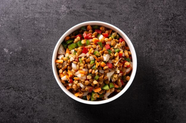 Ensalada de lentejas con peppersonion y zanahoria en tazón