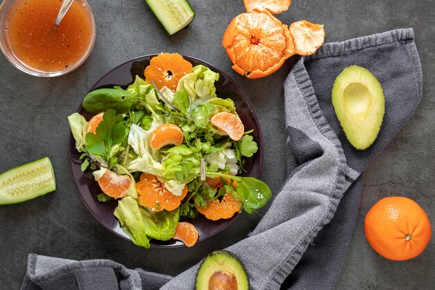 Ensalada de mandarina en la mesa