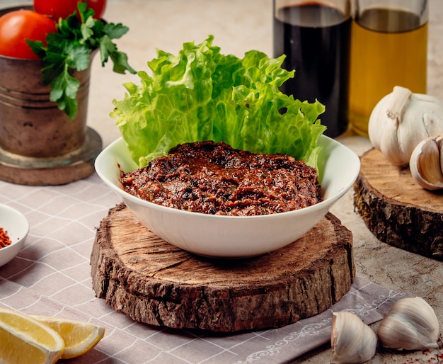 ensalada de mangal en la mesa