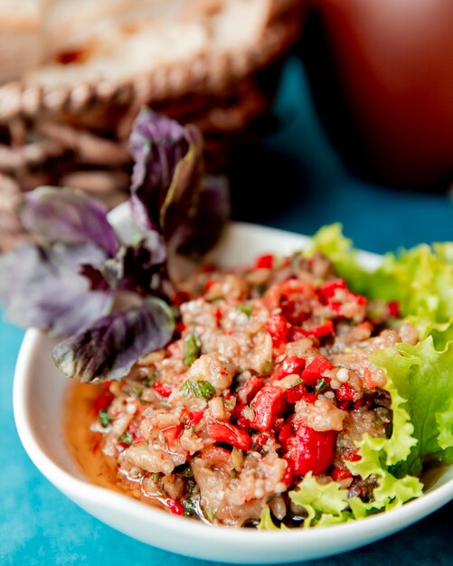 Ensalada de mangal servida con lechuga y verduras