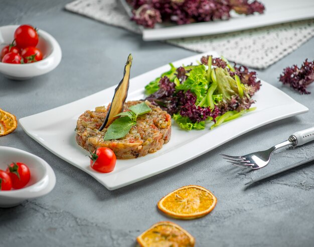 ensalada de mangal con verduras en el plato