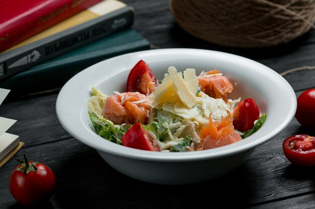 Ensalada de mariscos con crabes, cerezas y queso verde con queso en la parte superior