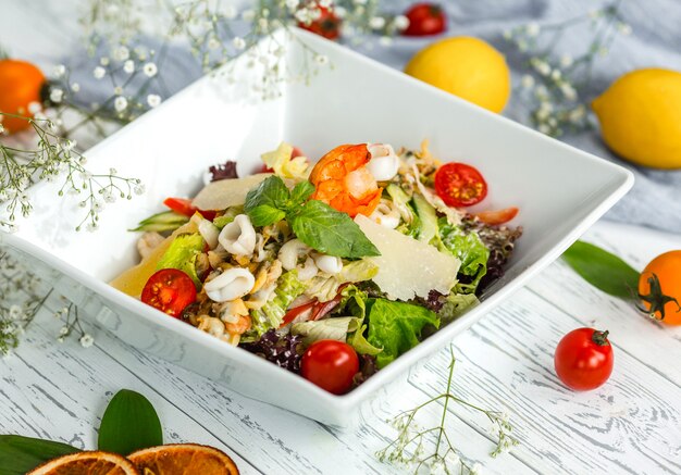 Ensalada de mariscos con hierbas y tomates