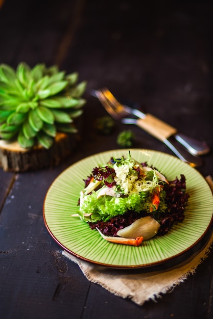 Ensalada de mariscos con lechuga de hoja verde y roja