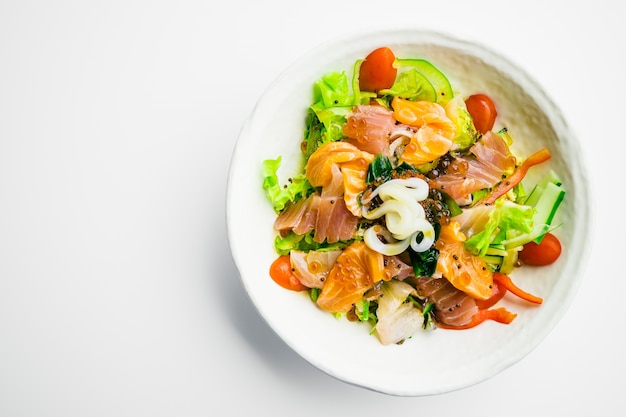 Ensalada de mariscos mezclados con calamares de atún salmón y otros pescados