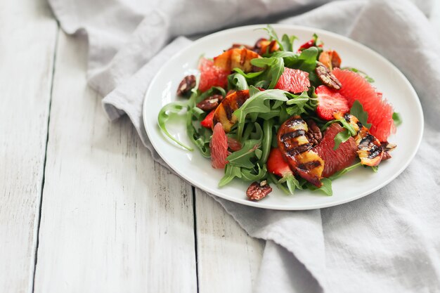 Ensalada en mesa blanca