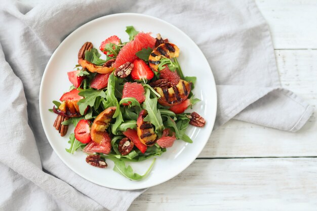 Ensalada en mesa blanca