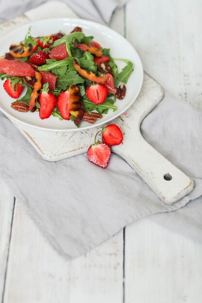 Ensalada en mesa blanca