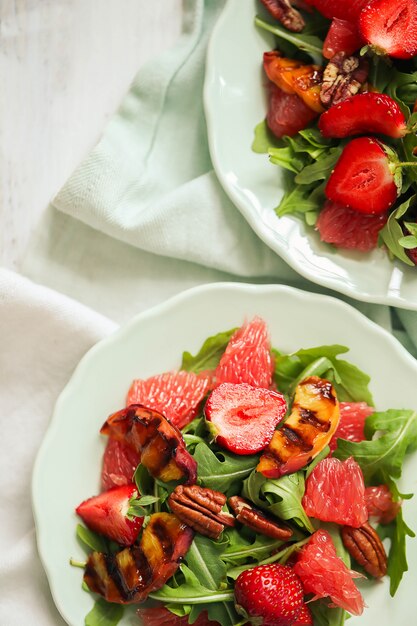 Ensalada en mesa blanca