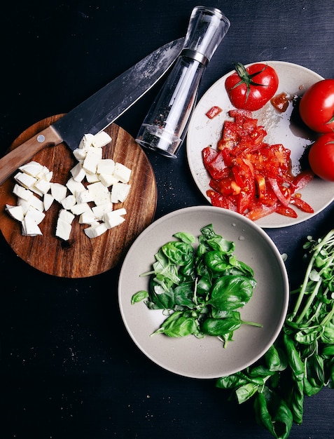 Foto gratuita ensalada en la mesa