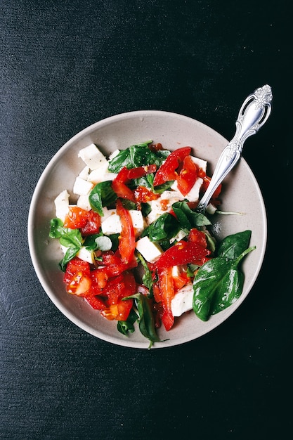 Foto gratuita ensalada en la mesa