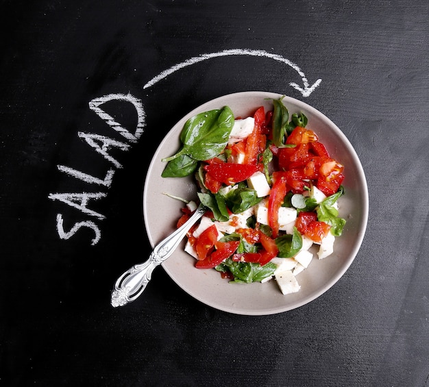 Ensalada en la mesa